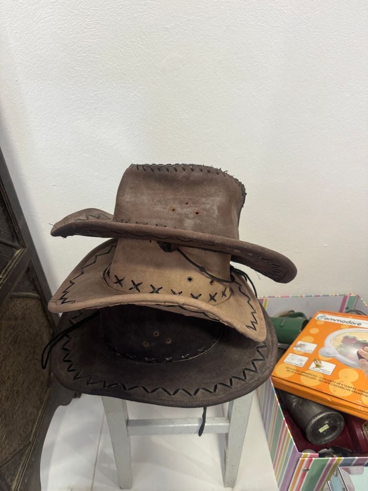Lote de 3 Sombreros Vaqueros de Cuero