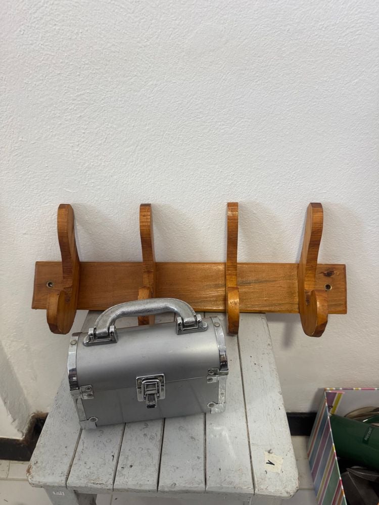 Perchero de Madera con Cofre Estilo Joyero Metálico