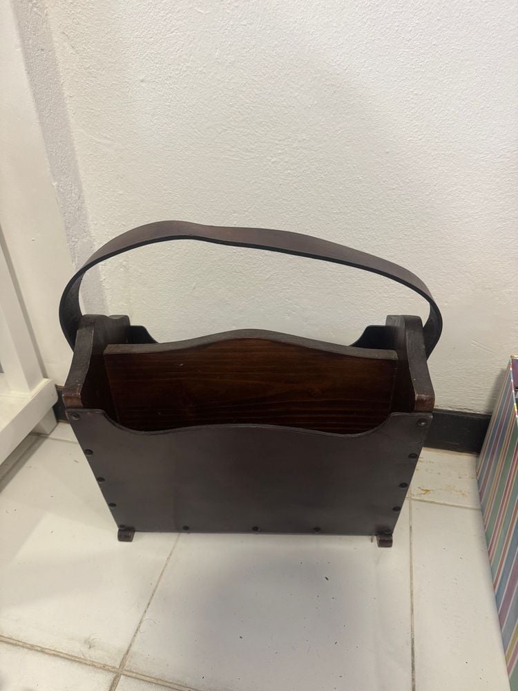 Revistero de Cuero y Madera Oscura
