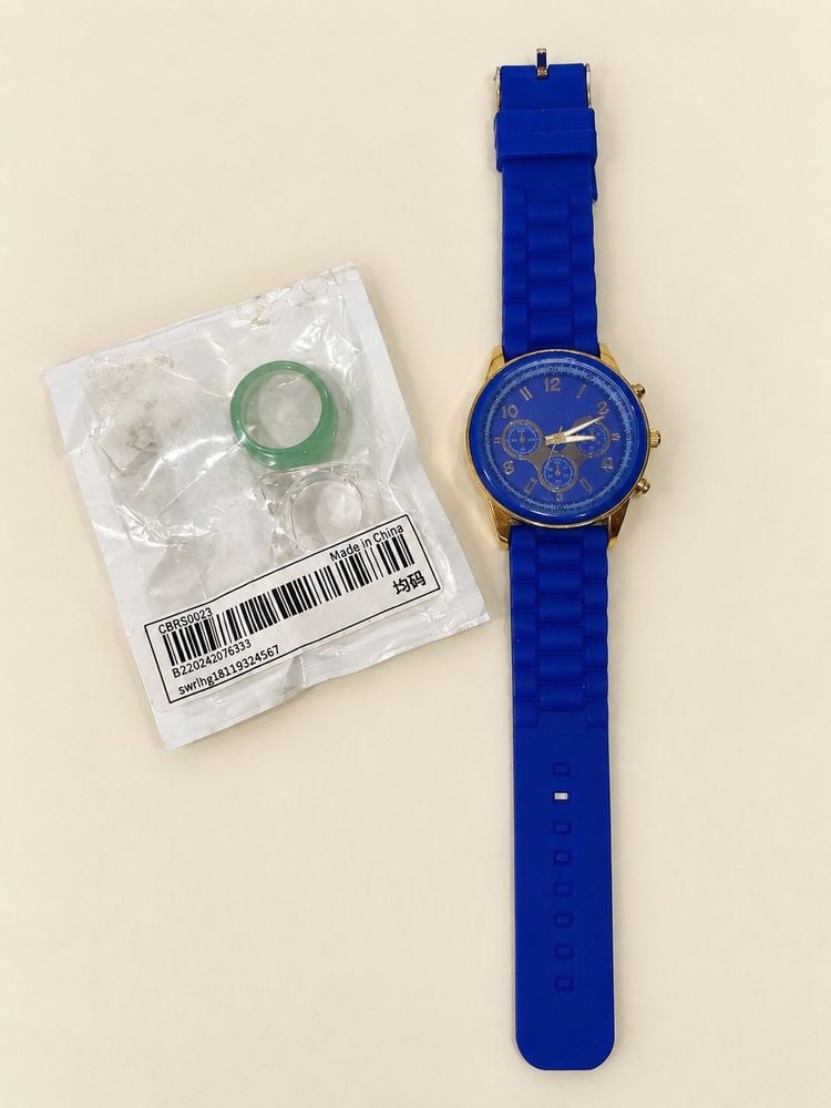 Reloj Pulsera Azul y Anillos Verdes