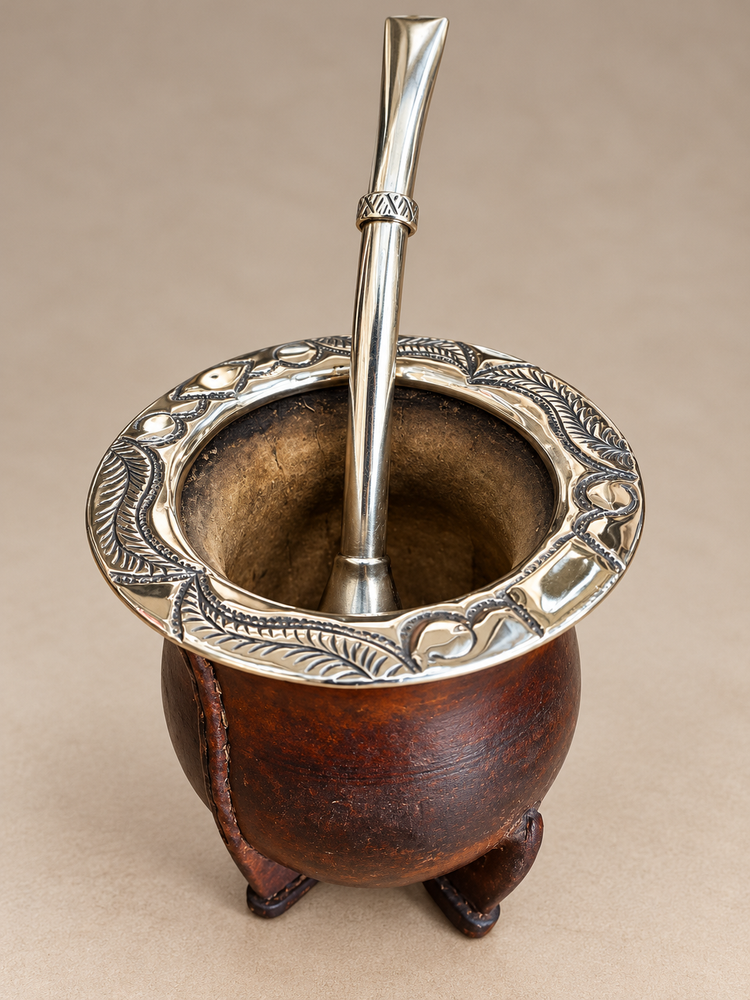 Mate de Cuero con Virola de Alpaca y Bombilla de Plata Sellada