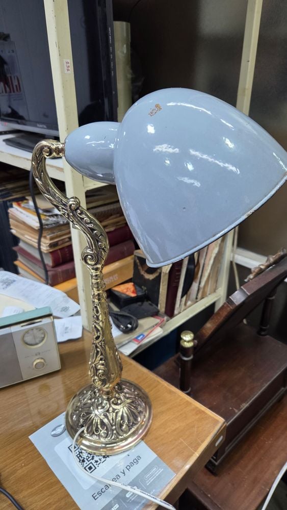 Lámpara de Mesa de Bronce con Pantalla Metálica Esmaltada