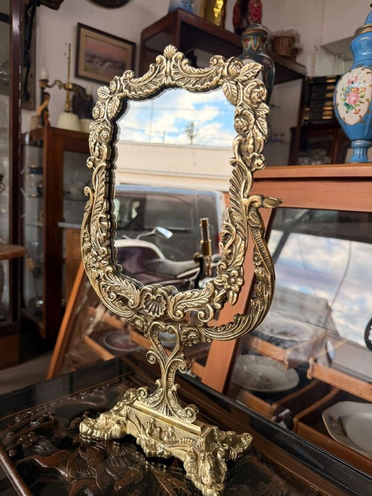 Espejo de Tocador de Bronce con Marco Ornamentado