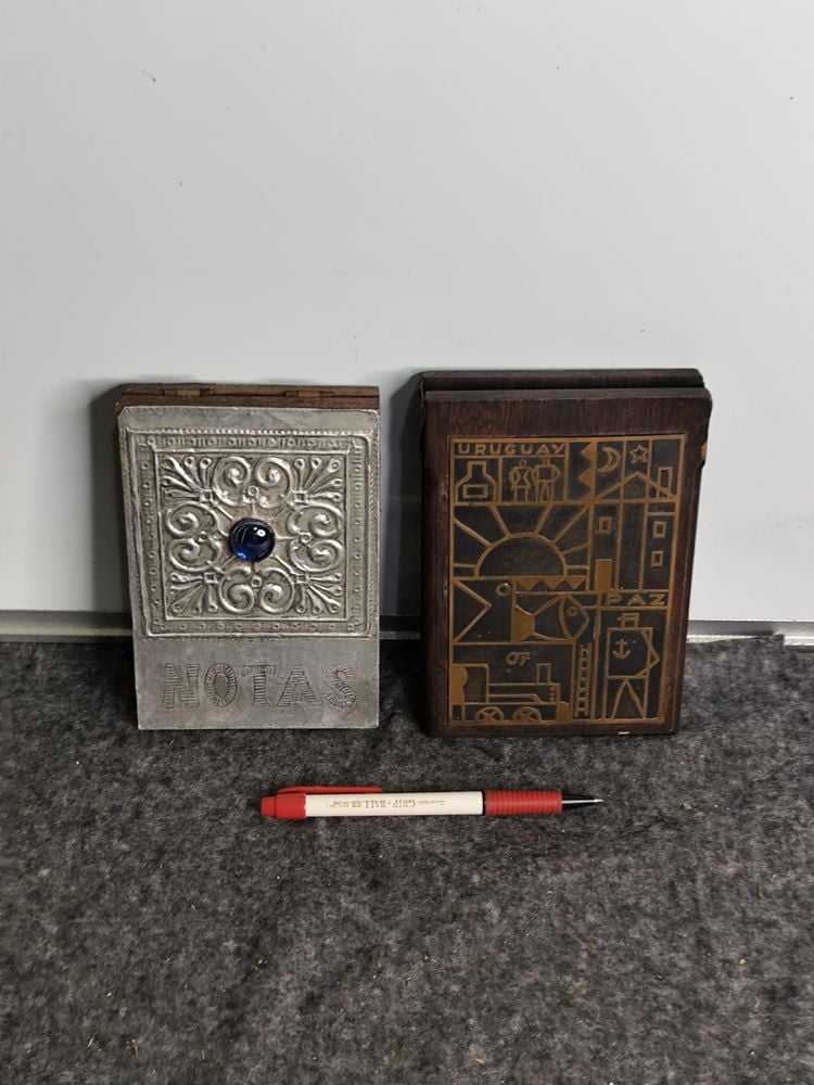 Dos Porta Libretas de Madera y Metal con Detalle en Bronce