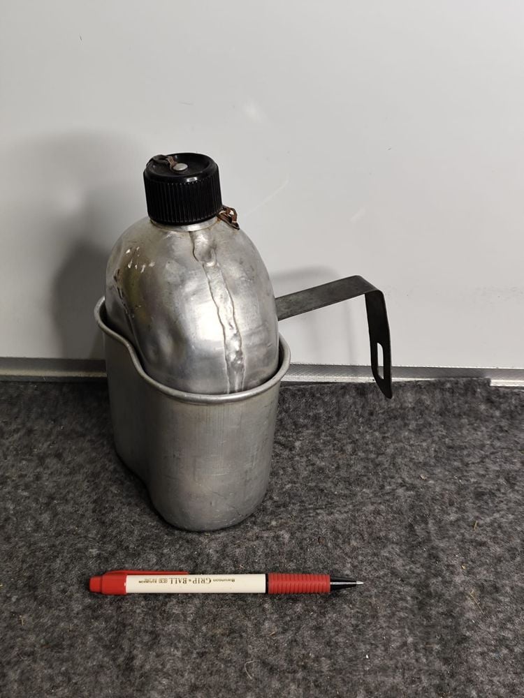 Cantimplora de Aluminio con Soporte Metálico