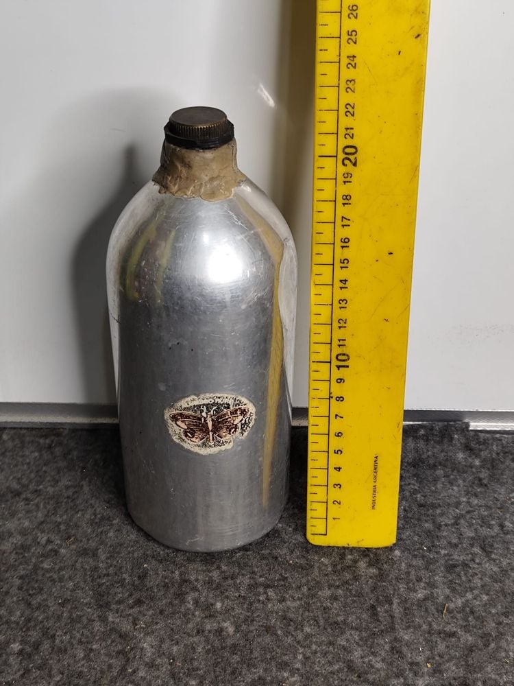 Porrón de Aluminio Sellado con Etiqueta y Tapa de Bronce