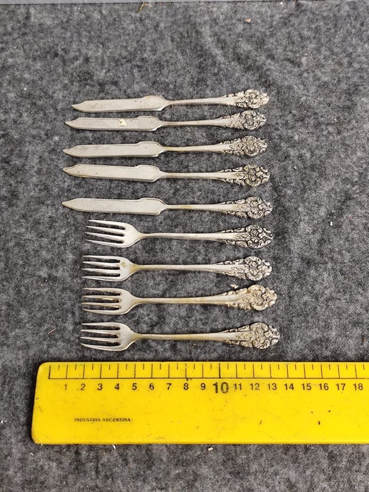 Conjunto de 9 Piezas de Cubiertos con Mangos Labrados y Sellos de Plata