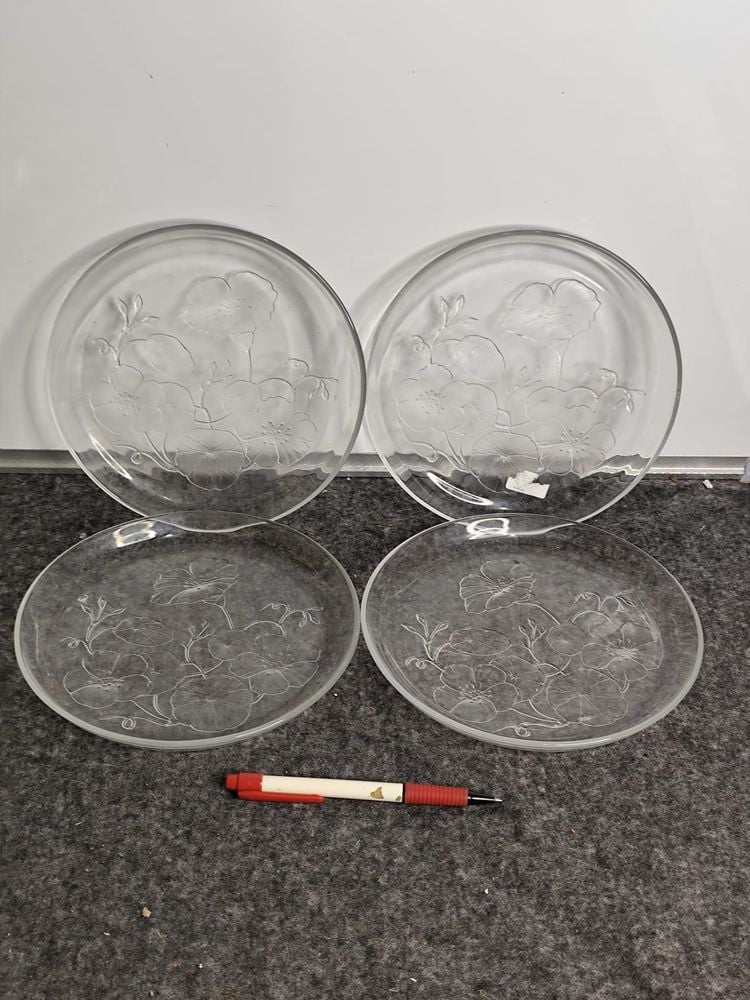 Set de 4 Platos de Vidrio con Flores Labradas en Relieve
