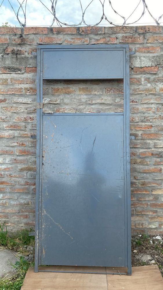 Dos Puertas de Chapa Reforzada con Espacio para Vidrio