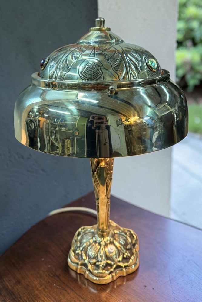 Lámpara de Mesa Antigua en Bronce con Pantalla Repujada y Cabujones
