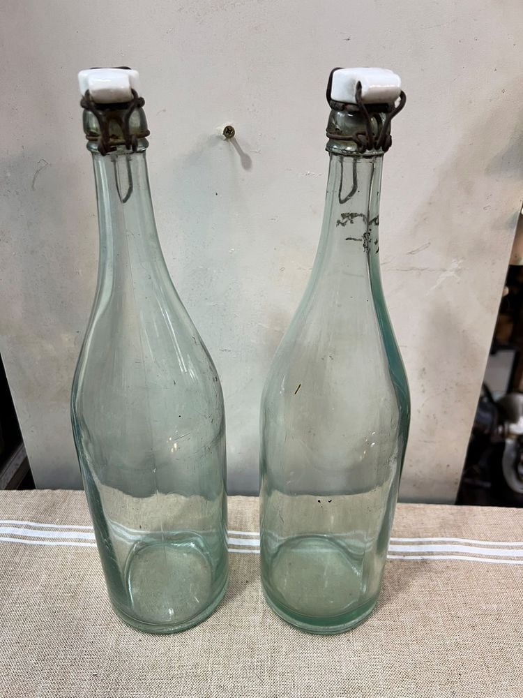 Par de Botellas Antiguas de Vidrio Verdoso con Cierre Mecánico