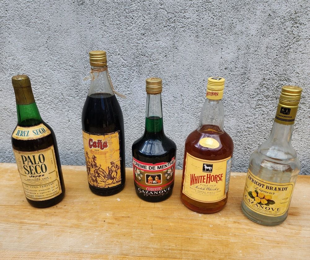 Lote 3 de Gran Venta de Almacén Antiguo: Maquinaria Berkel, Muebles y Coleccionables