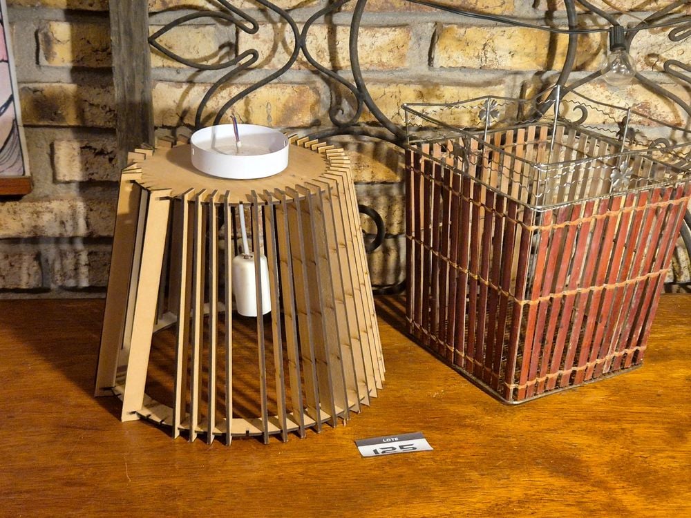 Porta Lámpara Colgante de Madera y Metal con Detalles